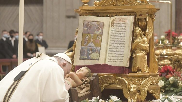 El Santo Padre besa al Niño Jesús en adoración como los Magos de Oriente