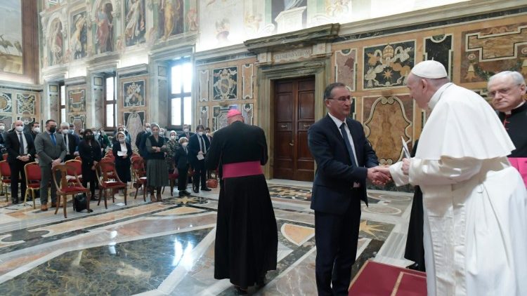 Papa Francesco saluta i partecipanti all'udienza