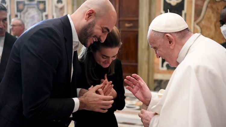 Papa Francisc binecuvântează o familie din delegația de întreprinzători francezi