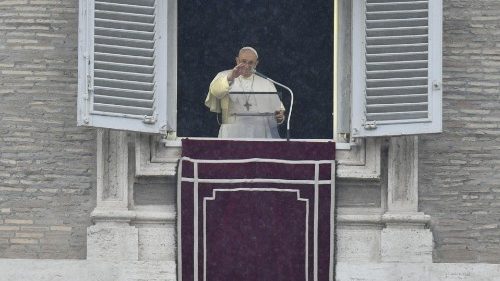 El Papa en el Ángelus: no descuidemos la oración