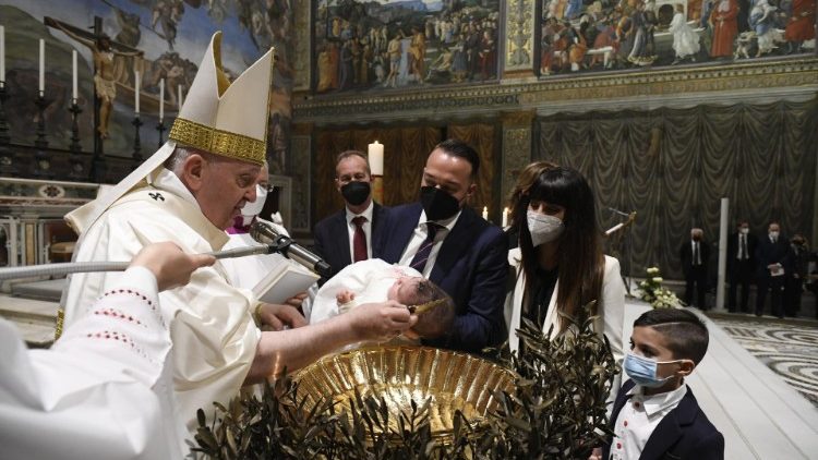 Papa Francesco alla Messa con il rito del Battesimo