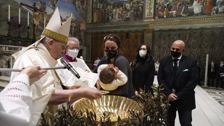 Papa Francesco battezza un bimbo