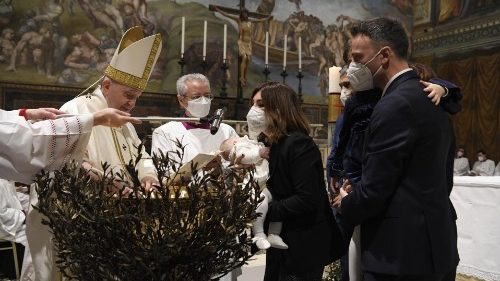 Папа преподал Таинство Крещения 16 младенцам