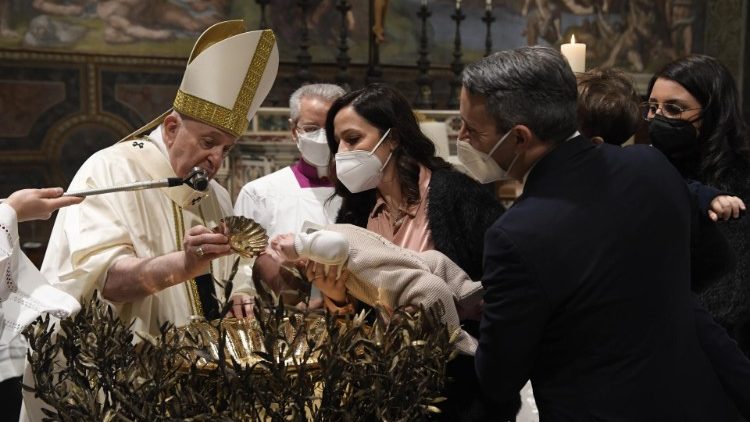 Papa Francesco alla Messa con Battesimi