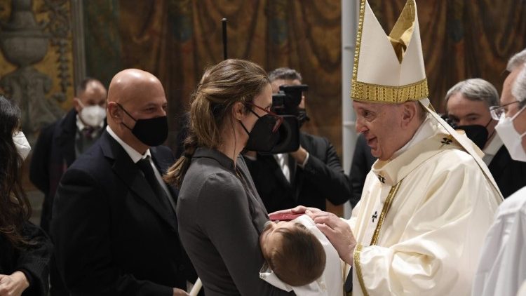 Papa Francesco si intrattiene con una mamma e il suo piccolo al termine della Messa