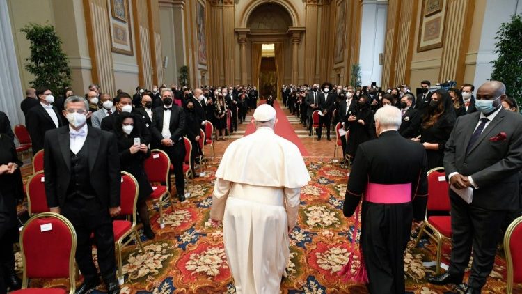 Ferenc pápa üdvözli a szentszéki nagyköveteket
