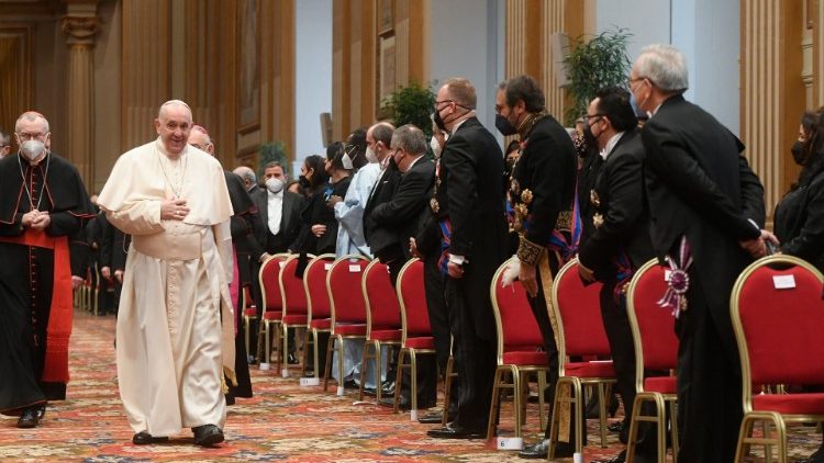Папа падчас сустрэчы з дыпламатычным корпусам