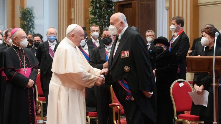 Il saluto del Papa al decano George Poulides, ambasciatore di Cipro presso la Santa Sede