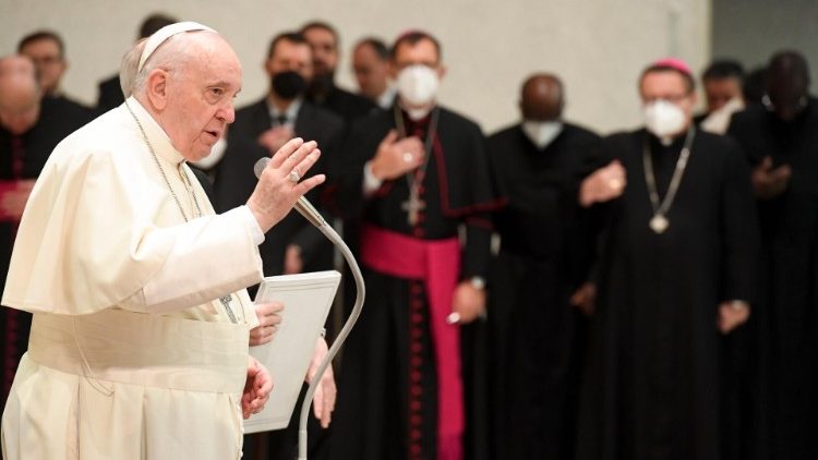 La benedizione di Papa Francesco al termine dell'udienza