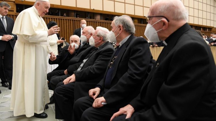 Papa Francesco tra i fedeli al termine dell'udienza generale in Aula Paolo VI