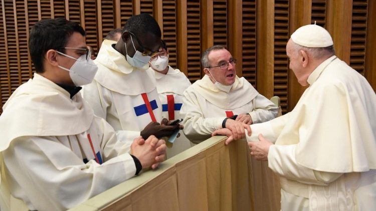 Papa Francesco tra i fedeli al termine dell'udienza generale in Aula Paolo VI