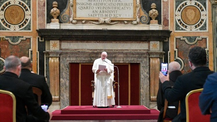 Папа падчас аўдыенцыі для тэатынаў
