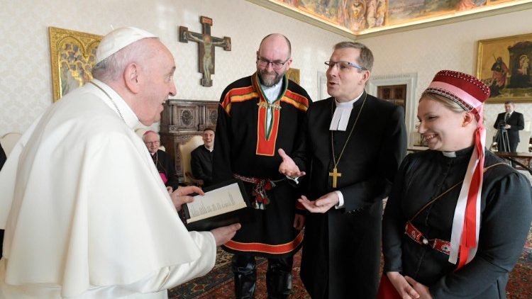 Die finnische Delegation beim Papst