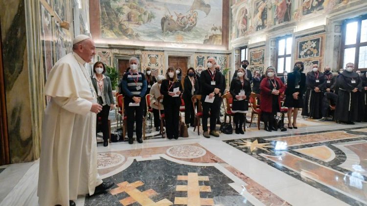 האפיפיור במהלך קבלת הפנים למשלחת של משמורת ארץ הקודש לרגל 100 שנות כתב-העת ״טרה סנטה״