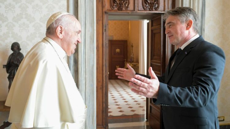 Papst Franziskus und Zeljko Komsic bei der Audienz im Vatikan