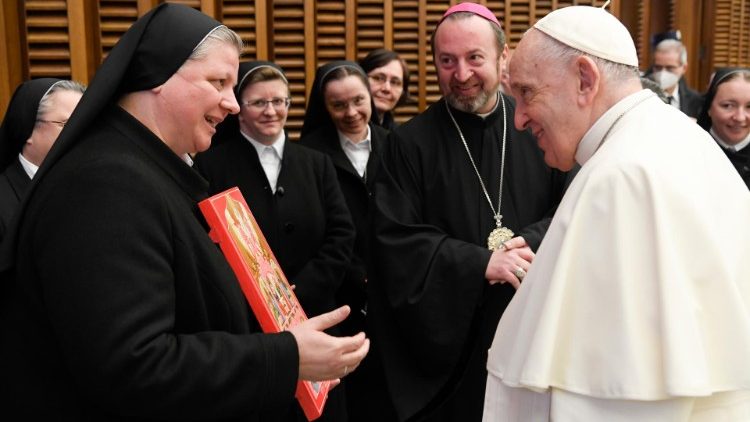 Papa Francisc, cu episcopul Claudiu Pop și maica Teodorina la audiența generală din 19 ianuarie 2022