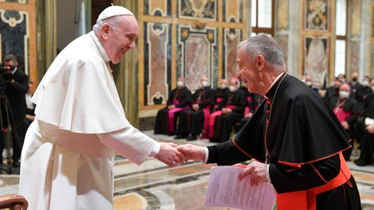 Påven Franciskus hälsar på Troskongregationens prefekt kardinal Luis Francisco Ladaria Ferrer, vid kongregationens audiens den 21 januari 2022