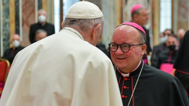 Francesco saluta monsignor Charles Scicluna, segretario aggiunto della Congregazione per la Dottrina della Fed