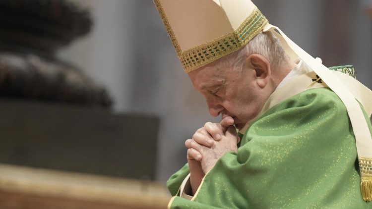 El Santo Padre Francisco en oración