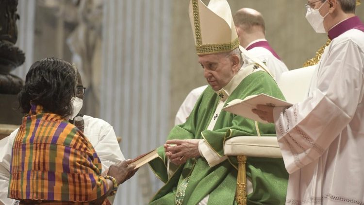 Santo Padre confere o Ministrio de Catequista no 4 Domingo da Palavra de Deus