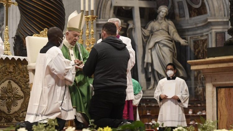 البابا فرنسيس يحتفل بالقداس الإلهي بمناسبة الاحتفال بـ "أحد كلمة الله