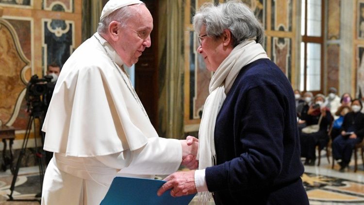 Fiți mai aproape de cei care trăiesc izolarea și descurajarea: Papa, surorilor Congregației Notre-Dame