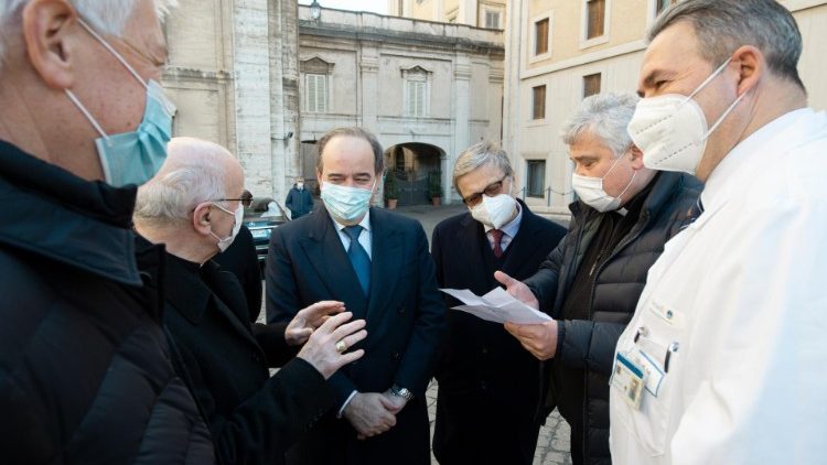 Un altro momento della consegna dei farmaci in Vaticano