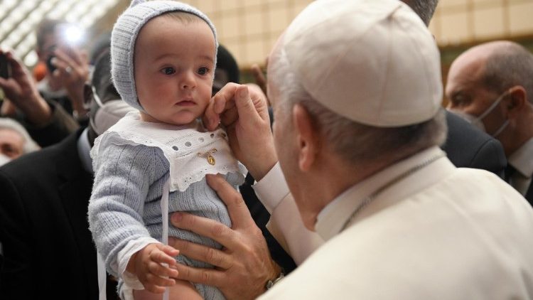 Papa Francisco com uma criança