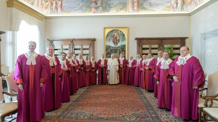 Un momento dell'incontro del Papa con i Prelati Uditori del Tribunale della Rota Romana