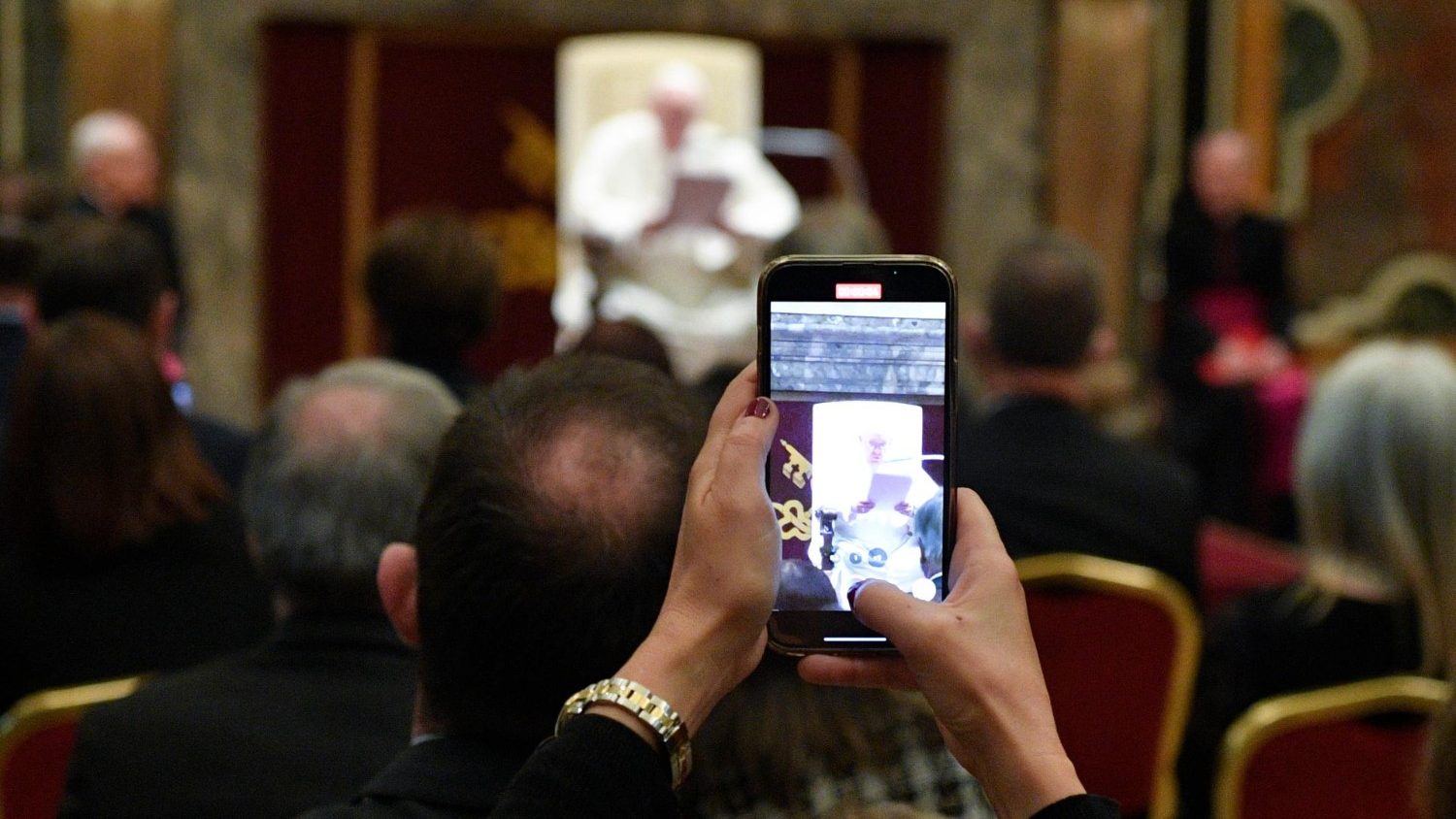 Papa aos comunicadores: contrastar as fake news, mas não isolar os que têm  dúvidas