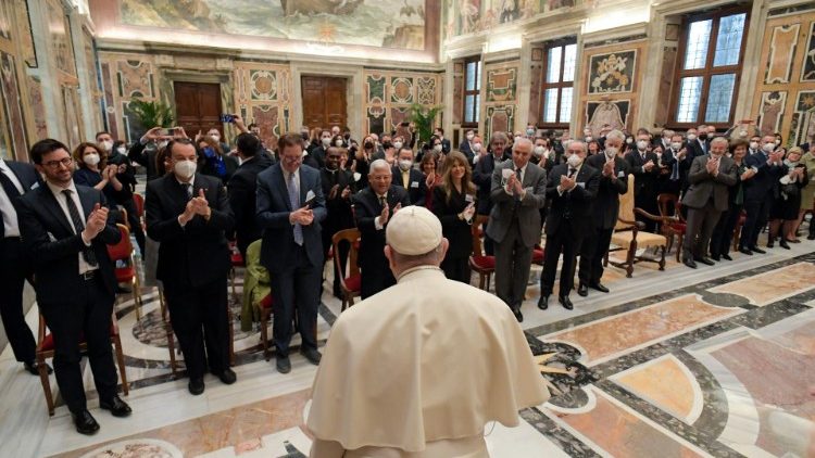 Папа Францикс на встрече с делегатами международного консорциума католических СМИ «Католическая верификация» (Ватикан, 28 января 2022 г.)