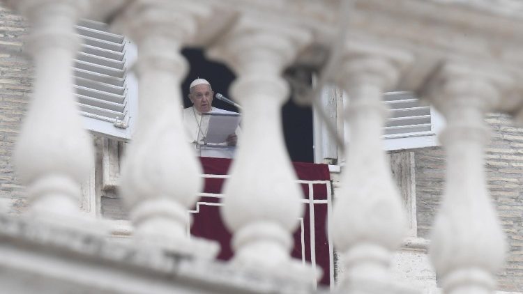 Papa na janela do apartamento pontifício no Angelus deste domingo, 30 de janeiro