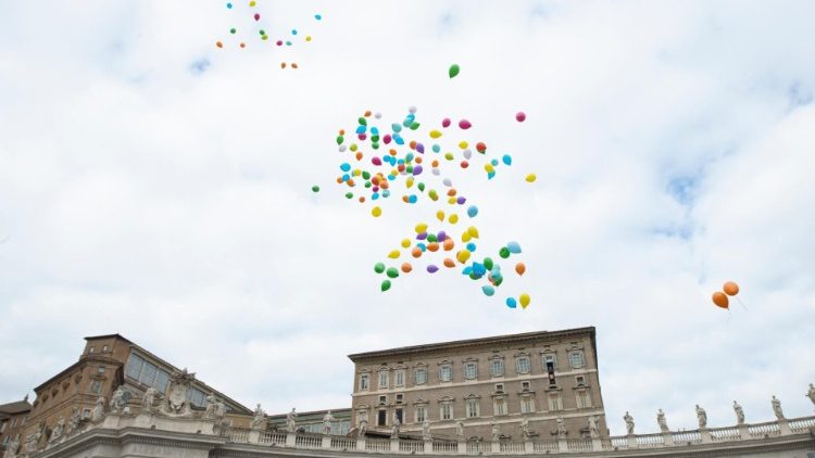 Jovens da Ação Católica Italiana soltaram balões na Praça São Pedro, como sinal de esperança