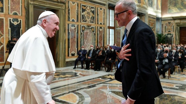 Papst Franziskus und der Chef der italienischen Steuerfahnder, Ernesto Maria Ruffini (rechts)