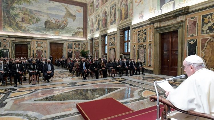 L'udienza di Papa Francesco a una delegazione dell'Agenzia delle Entrate nella Sala Clemetina del Palazzo Apostolico