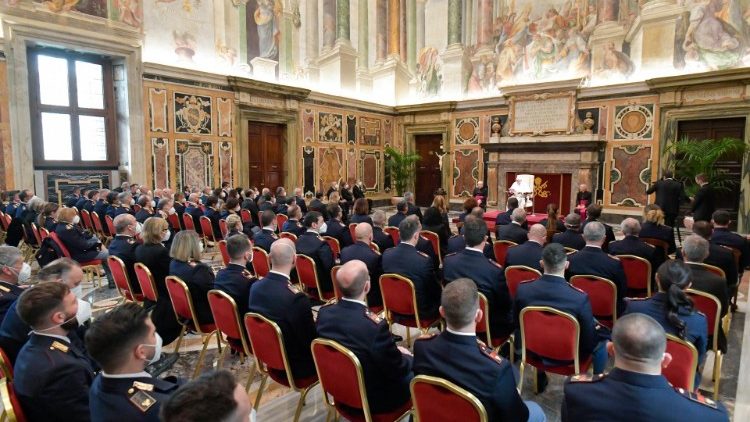 Audiencia del Papa a los Dirigentes y al Personal de la Comisaría de la Policía Italiana ante el Vaticano
