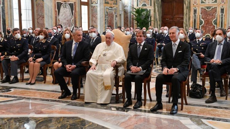 Папа падчас сустрэчы з італьянскімі паліцэйскімі