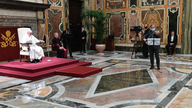 Papež poslouchá tóny skladby Nicoly Piovaniho