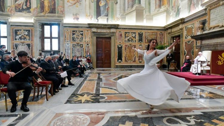 La danza di una giovane durante l'udienza dal Papa della Fondazione Casa dello spirito e delle arti