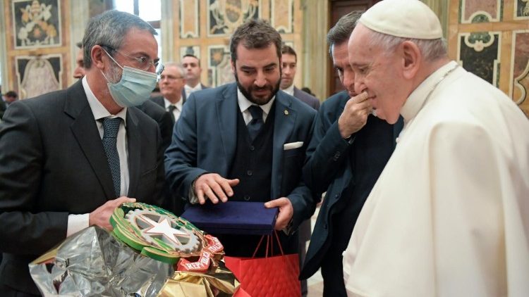 El Papa recibe algunos regalos del grupo de la Casa del Espíritu y las Artes