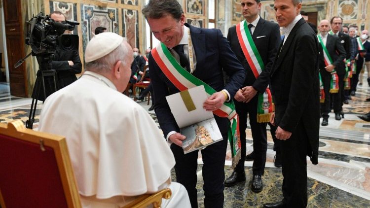 Il Papa tra i rappresentanti dell'Anci