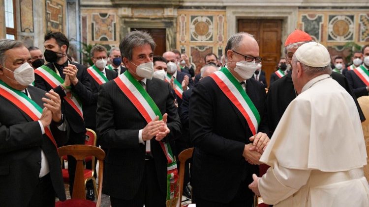 Папа Франциск на встрече с делегатами Национальной ассоциации итальянских муниципалитетов (Ватикан, 5 февраля 2022 г.).
