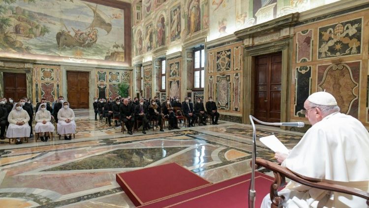 Il Papa nella Sala Clementina del Palazzo Apostolico in udienza con il Pontificio Seminario Lombardo dei Santi Ambrogio e Carlo in Urbe