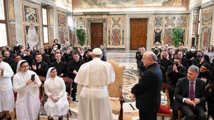 Ferenc pápa a lombard kollégium diákjai, elöljárói és munkatársai között  