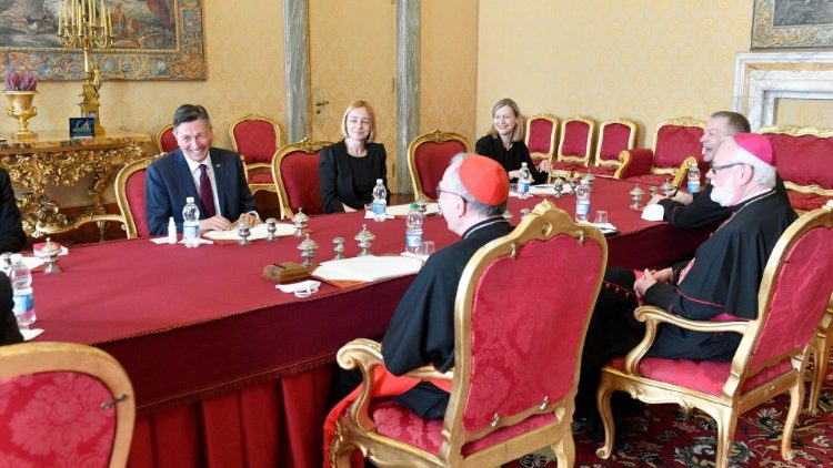 स्लोवेनियाई राष्ट्रपति, कार्डिनल पिएत्रो पारोलिन और महाधर्माध्यक्ष पॉल गलाघेर के बीच संवाद का एक क्षण। 