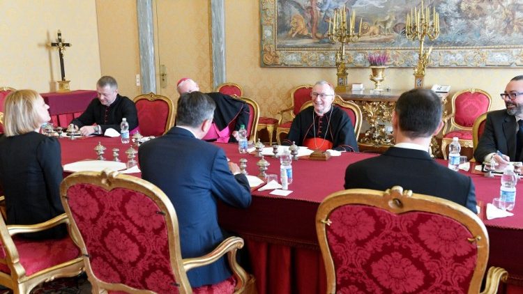  Rais wa Slovenia Bwana Borut  Pahor akiwa na mkutano na Makatibu wa Vatican