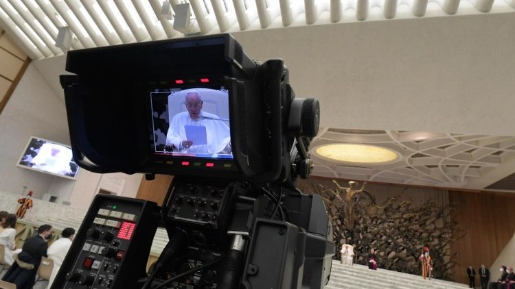 Una telecamera di Vatican Media riprende la catechesi del Papa