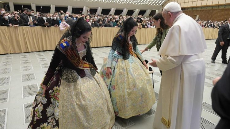 Påven möter pilgrimer under den allmänna audiensen 