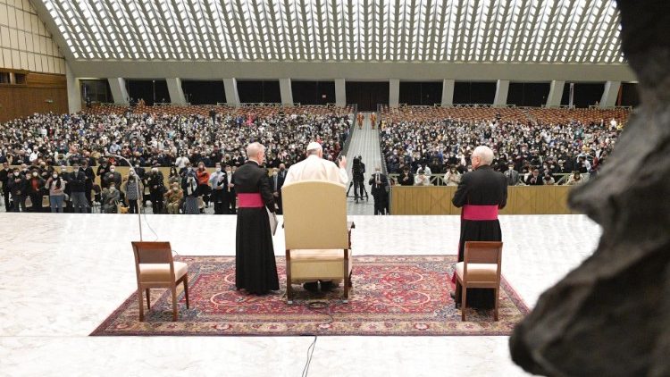 Ferenc pápa a VI. Pál-teremben elmondja katekézisét