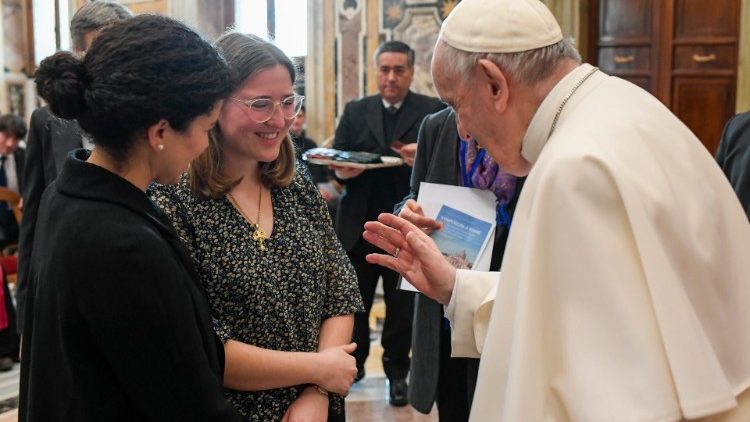 Un momento dell'incontro del Papa con i membri della “Diaconie de la Beauté”.